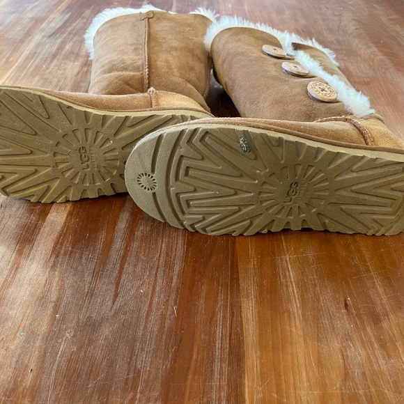 Ugg Bailey Button EUC size 6 - Picture 3 of 4